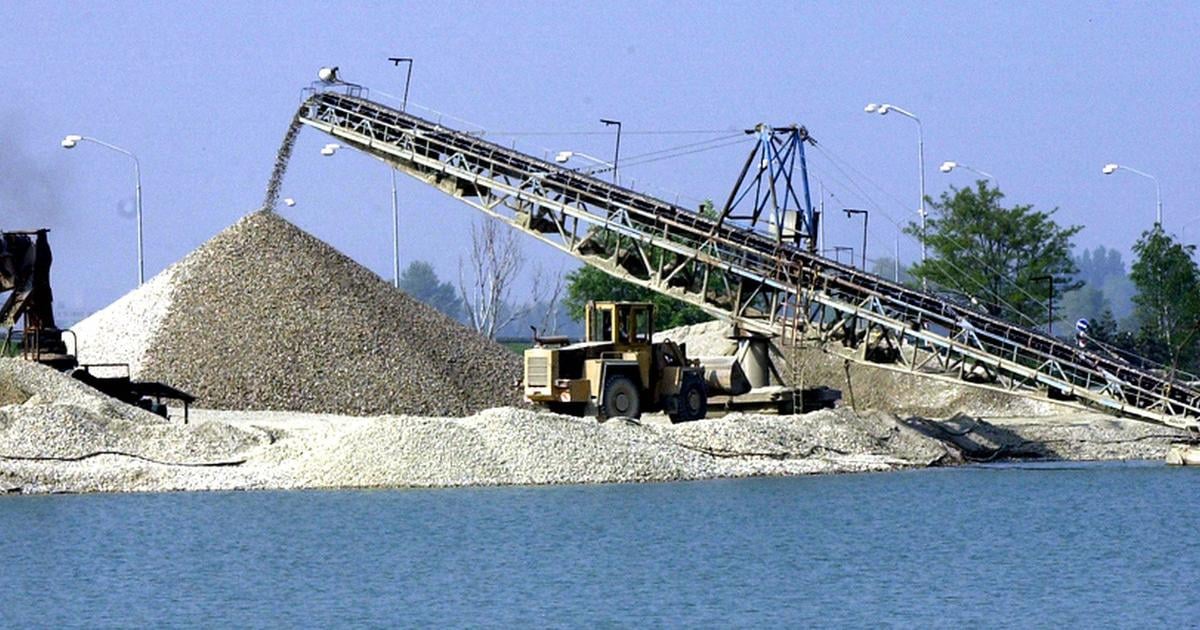 Na bagrovanie sedimentov z dna Dunaja si Taraba udajne zvolil Talianov
