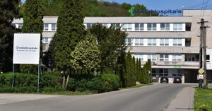 Pacient zautocil na zdravotnikov tri sestry zranil Snazili sa mu zabranit v odchode z nemocnice