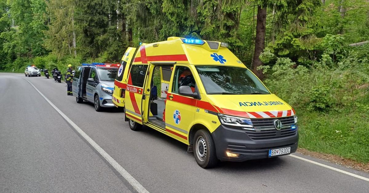 Pad motorkara si vyziadal zasah zachranarov skoncil v nemocnici pri nehode si zranil krcnu chrbticu