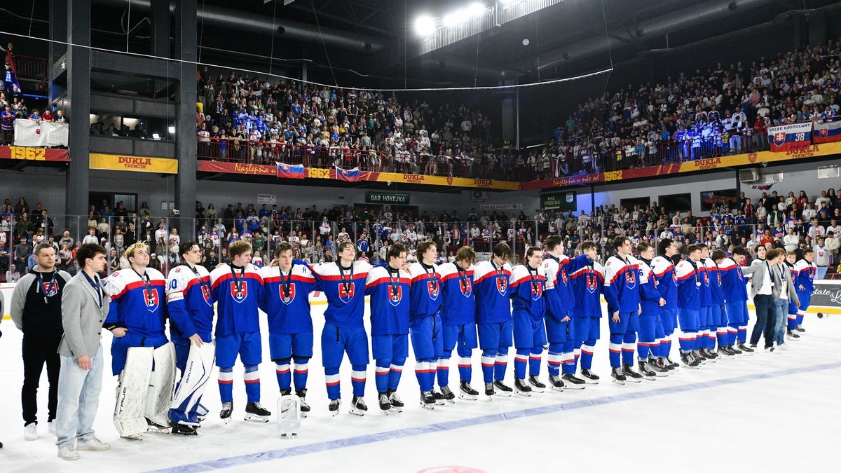 Poblahozili Slovensko hrali finale Kto su strieborn medailisti na MS v hokeji U18
