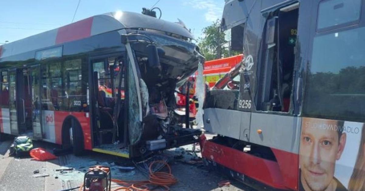 V Prahe sa zrazila autobus s električkou, zranenia utrpelo 18 ľudí. 2 V Prahe sa zrazila autobus s elektrickou zranenia utrpelo 18 ludi