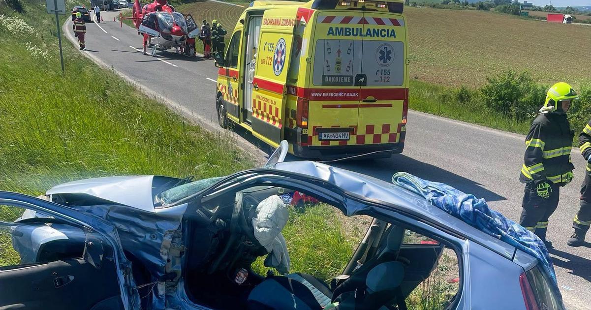 Vodic nedal prednost vosiel do krizovatky na ceste pristal helikoptera