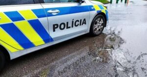 zosuv casti cesty obmedzil dopravu medzi novakmi a nitrianskymi sucanmi vodici musia pocitat so zdrzanim