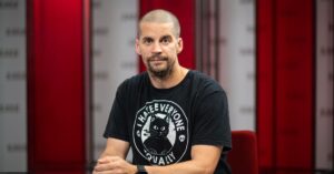 Advokat Kanis Tyrana zena sa dozvie ze jej partnera pustili az ked jej zazvoni pri dverach