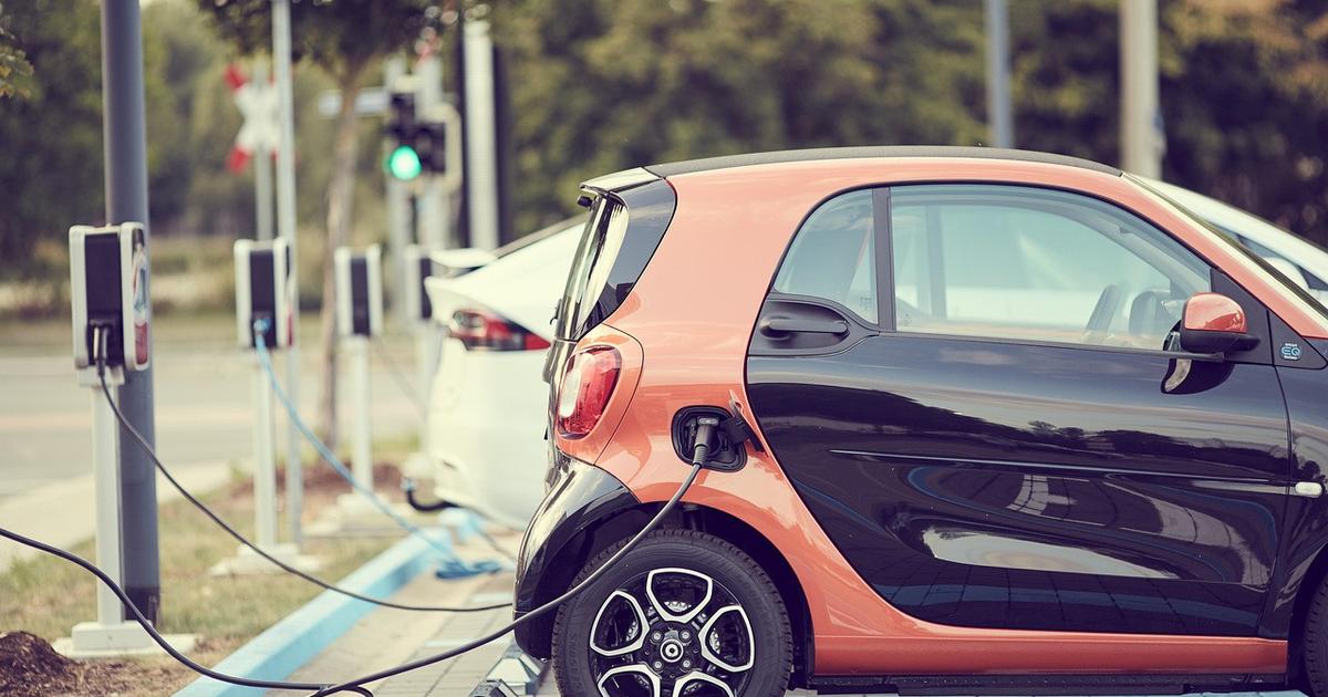 Biznis s elektroautami? Líder na trhu prerába každoročne milióny, pomáhajú mu akcionári. 2 Biznis s elektroautami Lider na trhu preraba kazdorocne miliony pomahaju mu akcionari