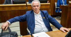 Cakali to vo stvrtok Pellegrini nema v kalendari menovanie Radacovskeho a Kmeca