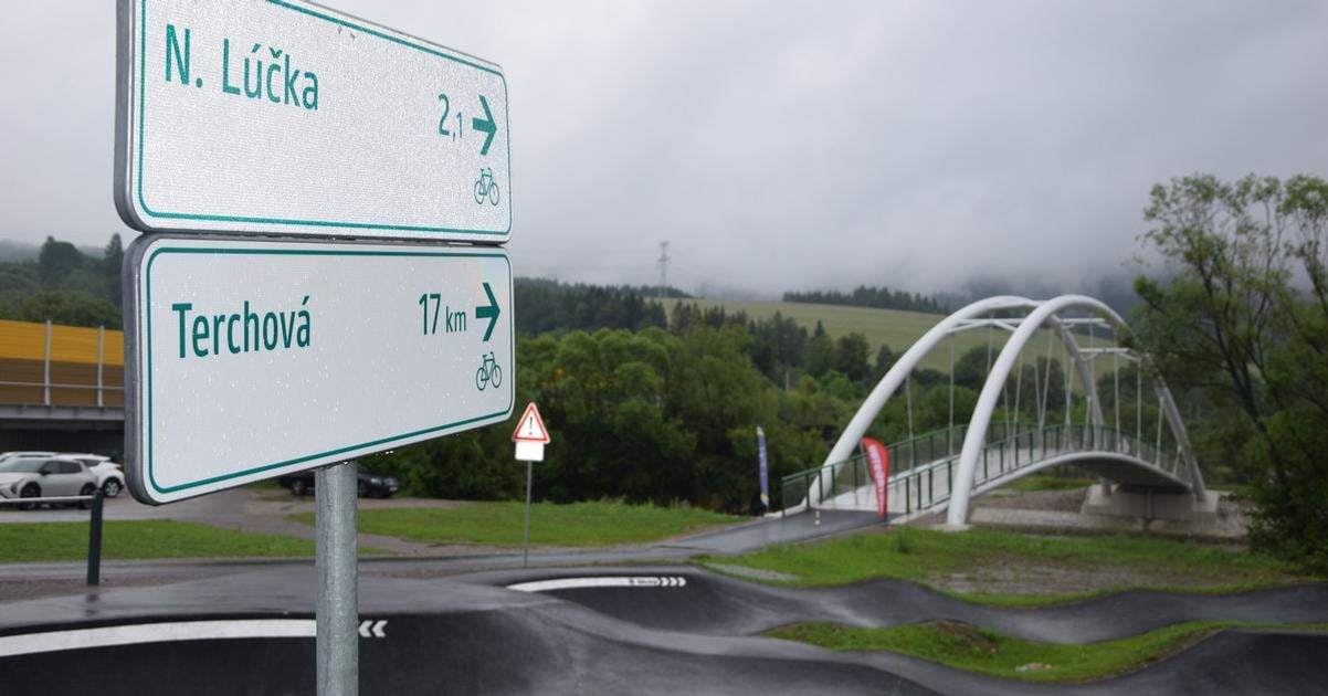Dva hrady spojila cyklotrasa. Vážska cyklomagistrála sa predĺžila, problémový úsek naďalej viazne. 2 Dva hrady spojila cyklotrasa Vazska cyklomagistrala sa predlzila problemovy usek nadlej viazne