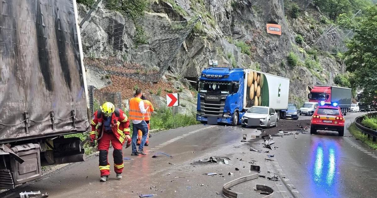 Kamión prešiel pod Strečnom do protismeru. Pri nehode sa vysypala chemická látka. 2 Kamilon presiel pod Strecnom do protismeru Pri nehode sa vysypala chemicka latka