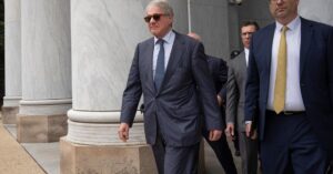 Miliardar Black vypovedal pred kongresovym vyborom v pripade Epstein