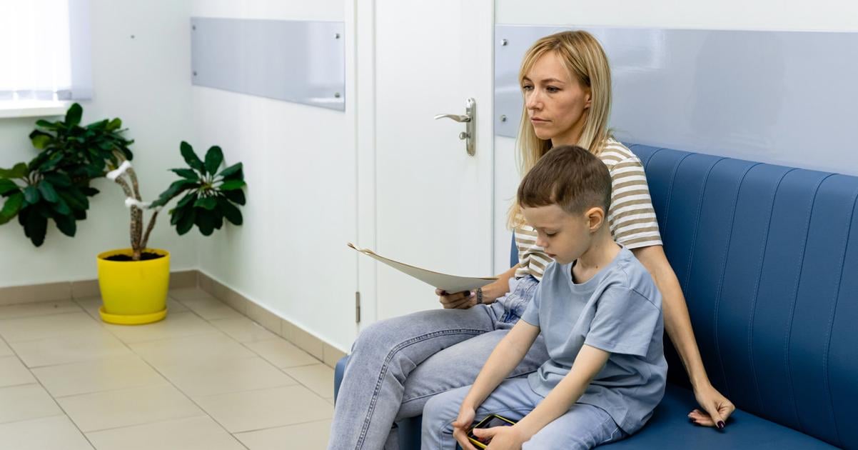 Osamely zamestnanec s dietatom od januara dostal viac volna na sprievod k lekarovi