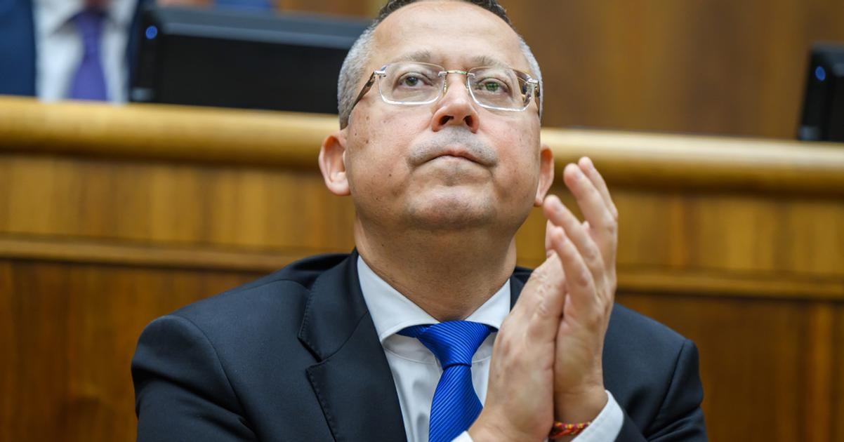 Poslanci podla ocakavania neotvorili rokovania o odvolavani ministrov Kamenickeho a Migala
