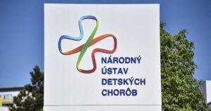 Siamske dvojcata podstupili prvu operaciu zvladli ju bez komplikacii