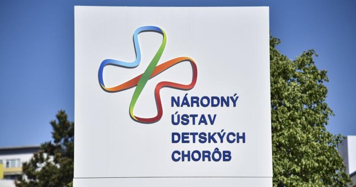 Siamské dvojčatá podstúpili prvú operáciu, zvládli ju bez komplikácií. 2 Siamske dvojcata podstupili prvu operaciu zvladli ju bez komplikacii