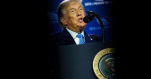 Trump hrozi krajinam s digitlnou danou 100percentnymi colnymi poplatkami