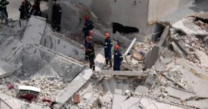 V Atenach sa zruttil bytovy dom patraju po uviaznutych osobach