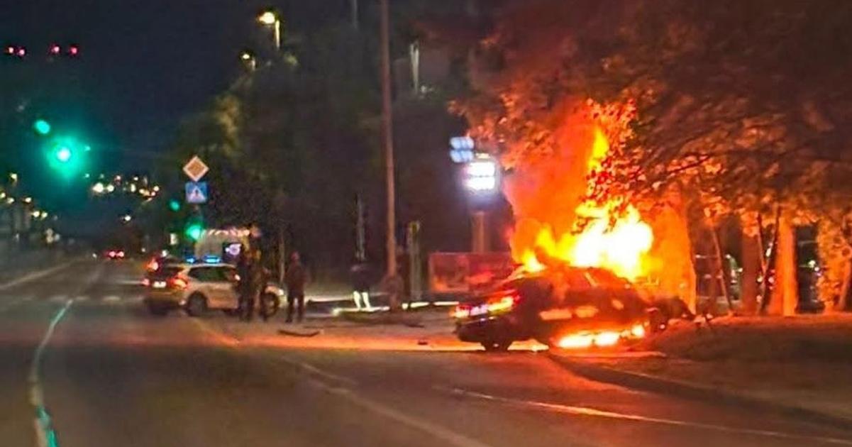 V Petrzalke sa auto vznietilo po naraze do stlpa