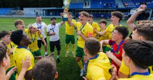 Vitazna rozlucka s trenerom Futbalisti Ziliny oslavuju triumf v Cesko slovenskom pohari