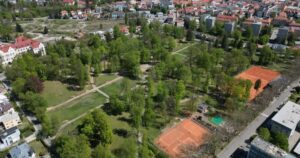 Z historickeho parku zmizlo takmer 150 stromov nasleduje obnova Po mesiacoch ho opat spristupnili