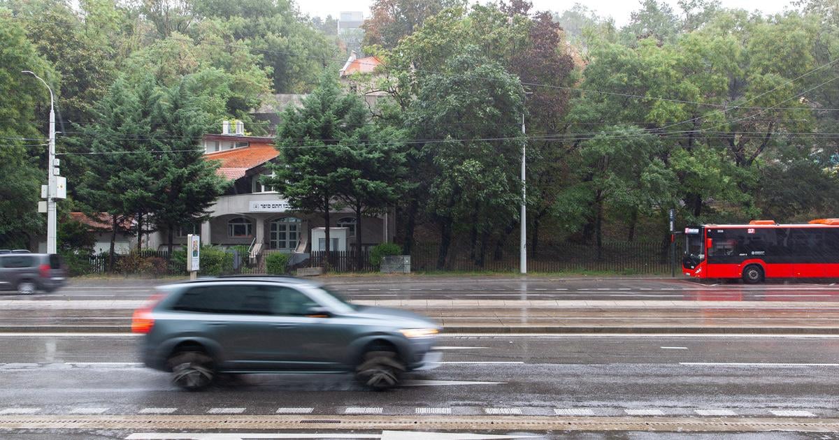 Do štvrtkového poludnia spadlo za 24 hodín ojedinele aj vyše 50 milimetrov zrážok. 2 do stvrtkovho poludnia spadlo za 24 hodn ojedinele aj vye 50 milimetrov zrok