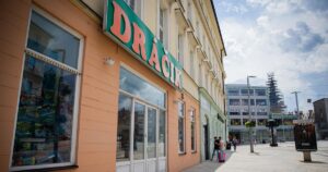 najhorsis vysledok za desat rokov a prepustanie dracik slabne pochybne prispevky sa stale mnozia