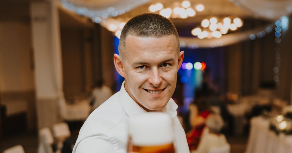 Autá vymenil za pivo. Známi mu museli z dovoleniek nosiť suveníry v prepravkách. 2 Auta vymenil za pivo Znami mu museli z dovoleniiek nosit suveniry v prepravkach