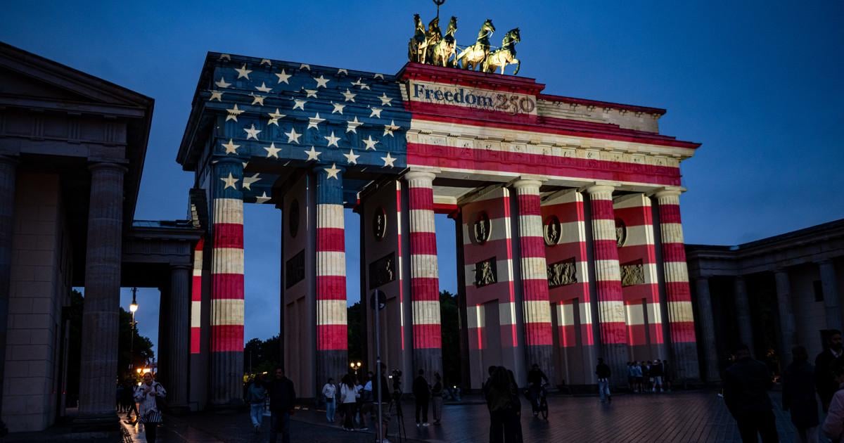 Berlín si pripomenul výročie nezávislosti USA v farbách americkej vlajky. 2 Berlin si pripomenul vyrocie nezavislosti USA v farbach americkej vlajky