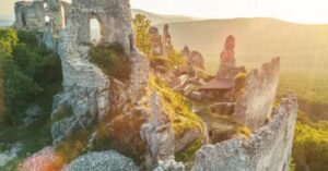 Dve hradne zrcaniny oij Na jednu sa dostanete zadarmo kyvadlovou dopravou