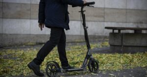Grecko zakaze osobam mladsim ako 17 rokov pouzivat elektricke kolobezky