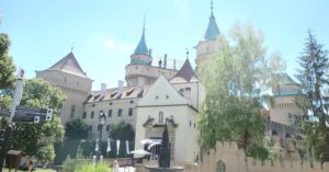 Horcavy ovplyvnuju prevadzku Bojnickeho zamku Muzeum docasne skracuje otvaracie hodiny kvoli vysokym teplotam