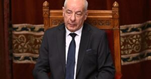 Madarsky prezident podpisuje novelu ustavy ktera ukonci aj jeho funkcne obdobie