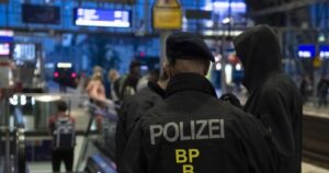 Muz ozbrojeny nozom zadrzal zenu v berlinskej supermarkete