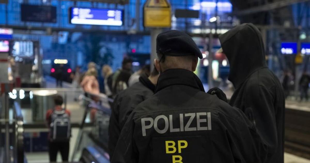 Muž ozbrojený nožom zadržal ženu v berlínskej supermarkete. 2 Muz ozbrojeny nozom zadrzal zenu v berlinskej supermarkete