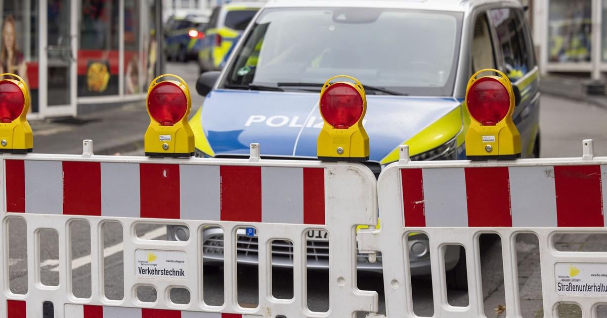 Muž pravdepodobne zadržiava rukojemníkov v banke v nemeckom Regensburgu. 2 Muz pravdepodobne zadrziava rukojemnikov v banke v nemeckom Regensburgu