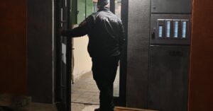 Muza obvinenho z vrady rodiov a sestry sdi nebud Rozhodol o tom znaleck posudok