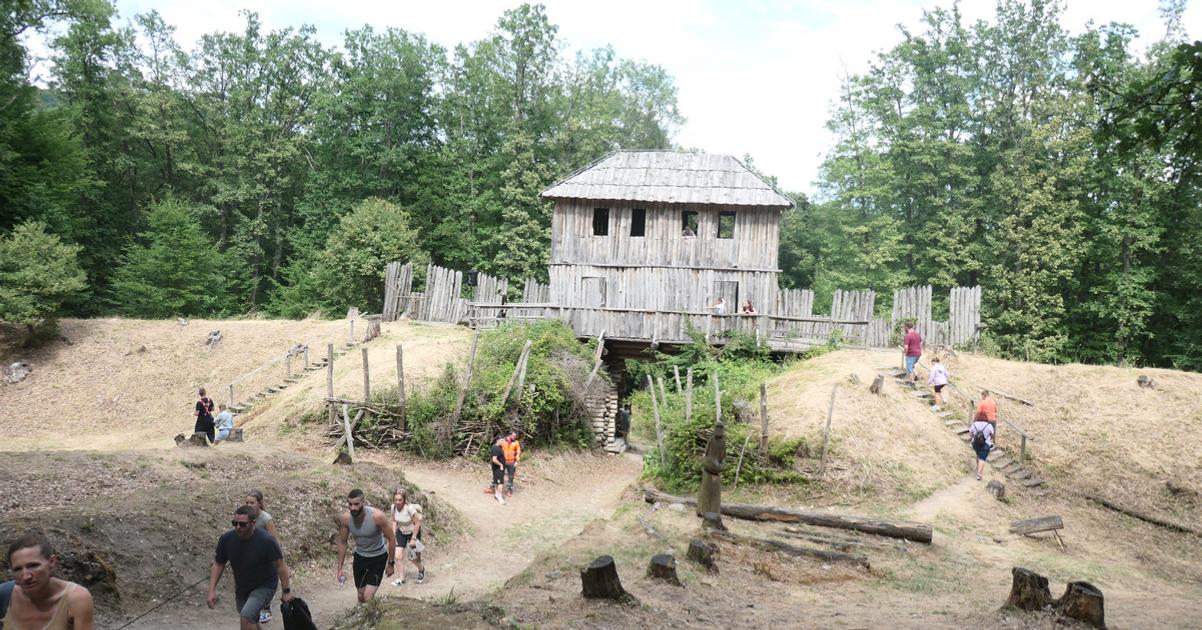 Na Hradisku Valy odhalili druhý pútnický míľnik Európskej kultúrnej cesty svätých Cyrila a Metóda, FOTO 1 Na Hradisku Valy odhalili druhy putnicky milnik Evropskej kulturnej cesty svatych Cyrila a Metoda FOTO