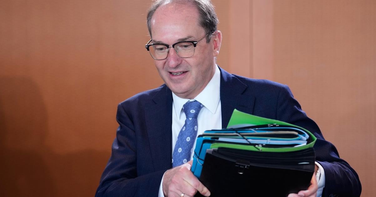 Nemecký minister vnútra varoval pred možnými útokmi na území krajiny 2 Nemecky minister vnutra varoval pred moznymi utokmi na uzem krajiny