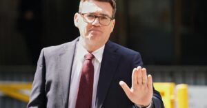 Novym lidrom britskych labouristov sa oficialne stal Andy Burnham