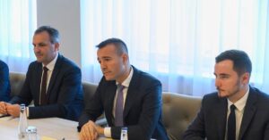 PS vyzyva Druckera aby sa postavil k konfliktu zaujmov v ktorom je tajomnik Zsembera