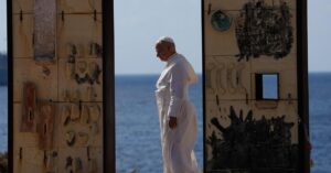 Papez Lev XIV si na ostrove Lampedusa uctil pamiatku obeti medzi migrantmi