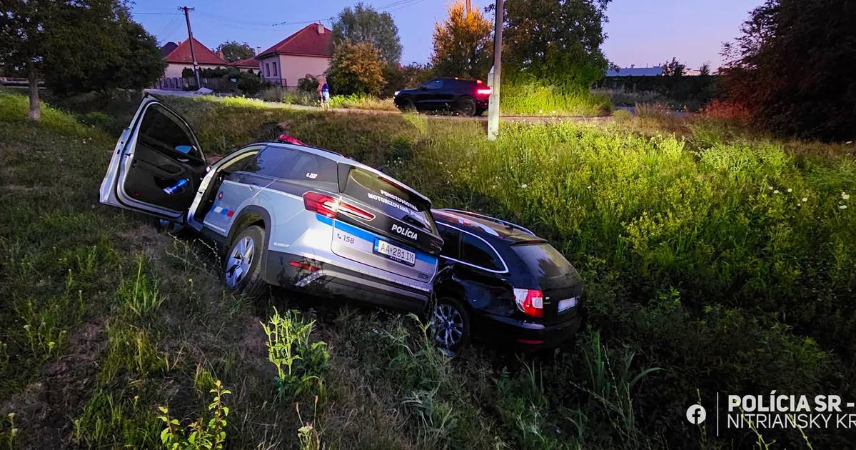Polícia prenasledovala opitého vodiča. Nakoniec sa ich autá ocitli v odvodňovacom kanáli na sebe. 2 Policia prenasledovala opiteho vodica nakoniec sa ich auta ocitli v odvodnovacom kanali na sebe
