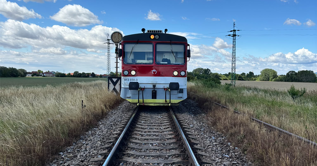 Rušňovodič nedokázal zabrániť zrážke, muž vošiel do koľajiska. Do nemocnice ho previezol vrtuľník. 2 Rusnovodic nedokazal zabranit zrazke muz vosiel do kolajiska Do nemocnice ho previezol vrtulnik