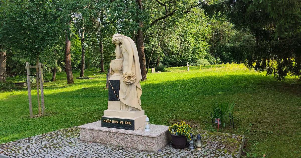 Socha poškodená požiarom na žilinskom cintoríne je opäť v plnej kráse. 2 Socha poskodena poziarom na zilinskom cintorine je opat v plnej krase