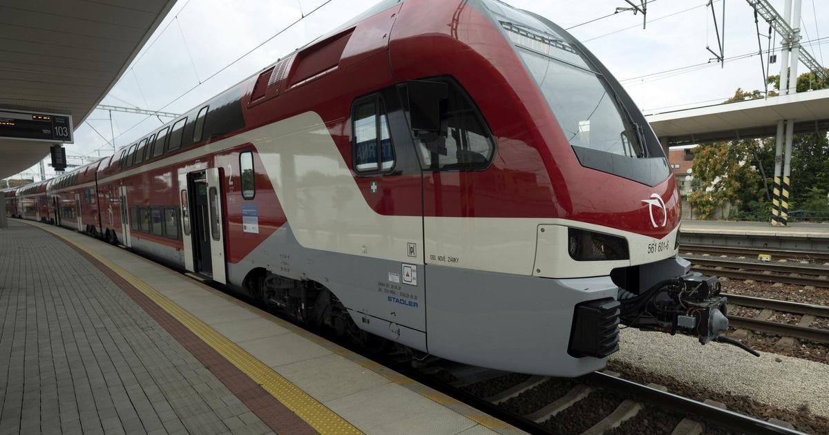 Stredajšie odrieknutia a meškania viacerých vlakov na západe spôsobil had 2 Stredajsie odrieknutia a meskania viacerych vlakov na zapade sposobil had