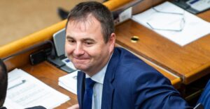 V meste Smeru bojuju byvali a sucasni clenovia strany proti sebe Medzitim sa v Zlatych Moravciach deju zvlastne veci