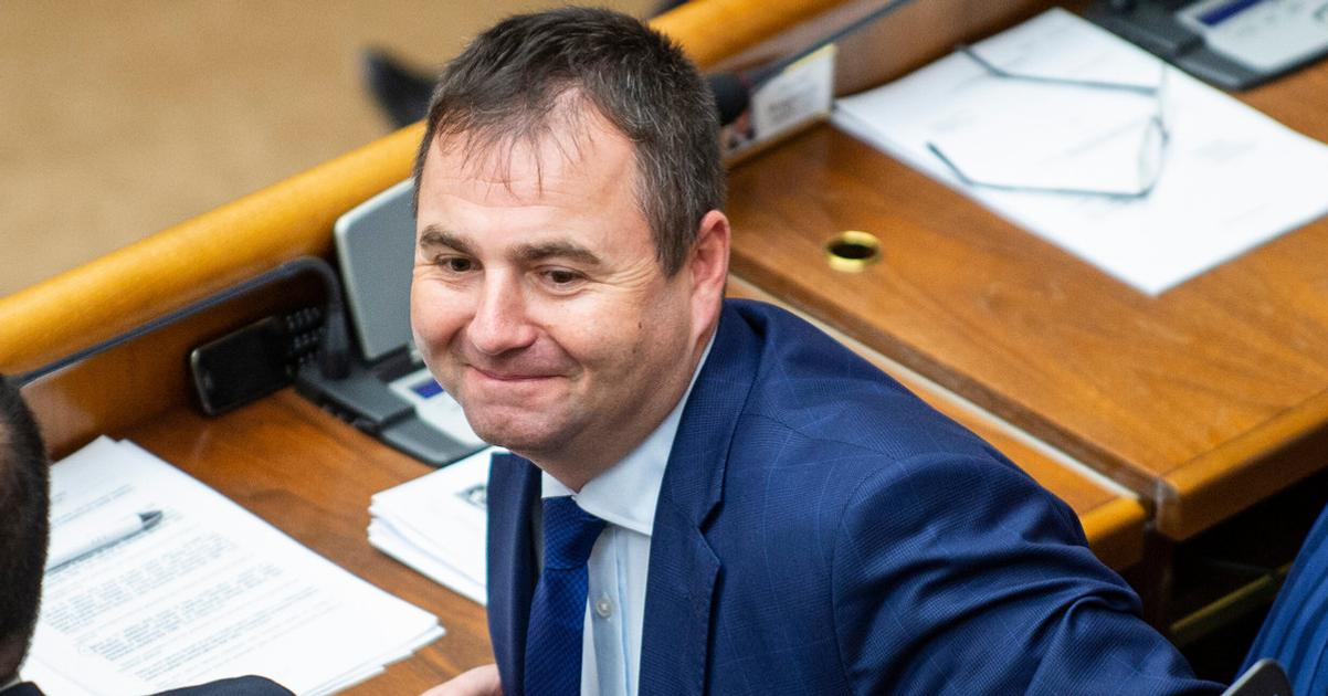V meste Smeru bojujú bývalí a súčasní členovia strany proti sebe. Medzitým sa v Zlatých Moravciach dejú zvláštne veci. 2 V meste Smeru bojuju byvali a sucasni clenovia strany proti sebe Medzitim sa v Zlatych Moravciach deju zvlastne veci