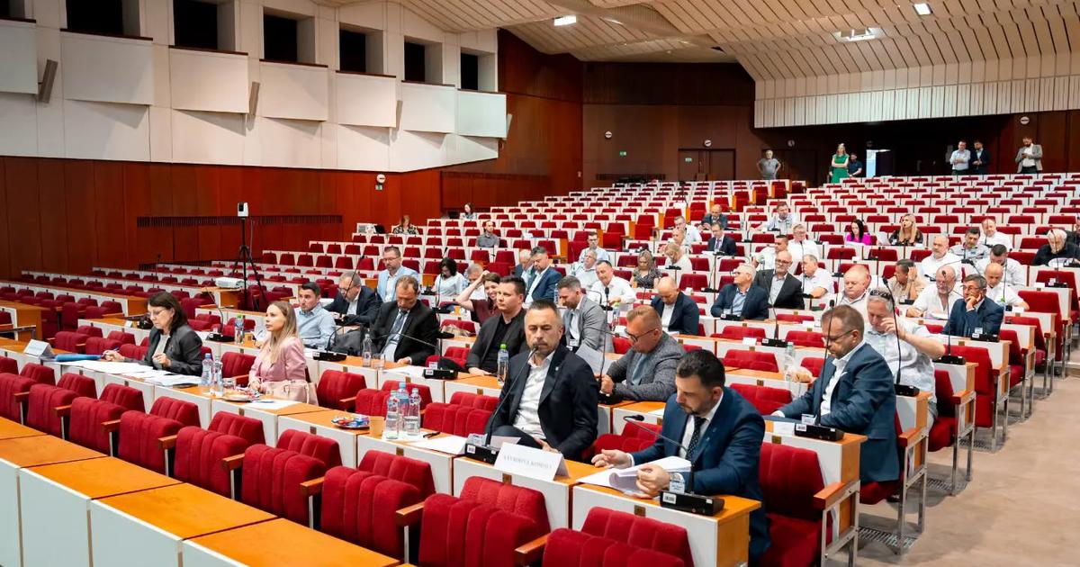 V zastupiteľstve Košického samosprávneho kraja sa pridajú poslanci, menia sa hranice obvodov. 2 V zastupitelstve Kosickeho samospravneho kraja sa pridaju poslanci menia sa hranice obvodov