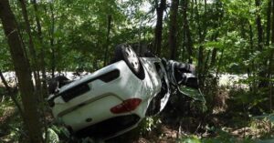 Vazna nehoda auto skoncilo na streche mladeho sofera musel odviest vrtulnik