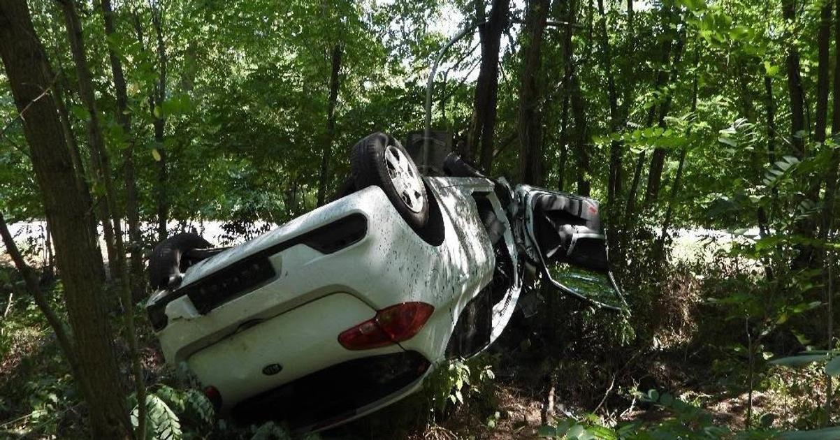 Vážna nehoda, auto skončilo na streche, mladého šoféra musel odviezť vrtuľník 2 Vazna nehoda auto skoncilo na streche mladeho sofera musel odviest vrtulnik
