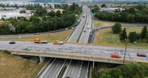 Vecer sa zacnu dopravne obmedzenia most nad rychlostnou cestou bude mat novy asfalt