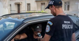Vodic sposobil nehodu a chcel uist. Policajti ho na krizovatke zablokovali. Bol pod vplyvom alkoholu